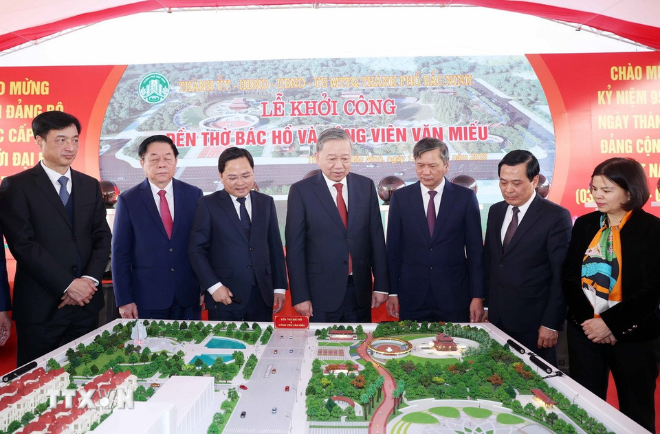 Tổng Bí thư Tô Lâm và các đại biểu xem mô hình “Đền thờ Bác Hồ và Công viên Văn Miếu”. (Ảnh: Thống Nhất/TTXVN)