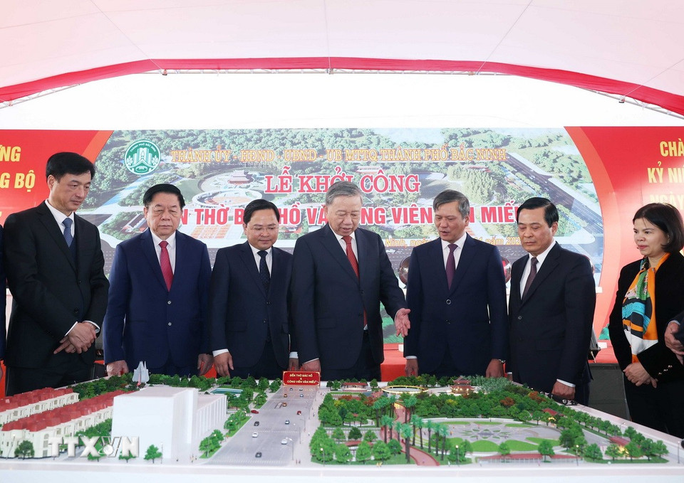 Tổng Bí thư Tô Lâm và các đại biểu xem mô hình “Đền thờ Bác Hồ và Công viên Văn Miếu”. (Ảnh: Thống Nhất/TTXVN)