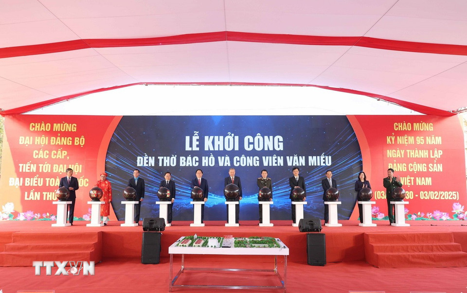 Tổng Bí thư Tô Lâm và các đại biểu thực hiện nghi thức khởi công công trình “Đền thờ Bác Hồ và Công viên Văn Miếu” ở thành phố Bắc Ninh. (Ảnh: Thống Nhất/TTXVN)