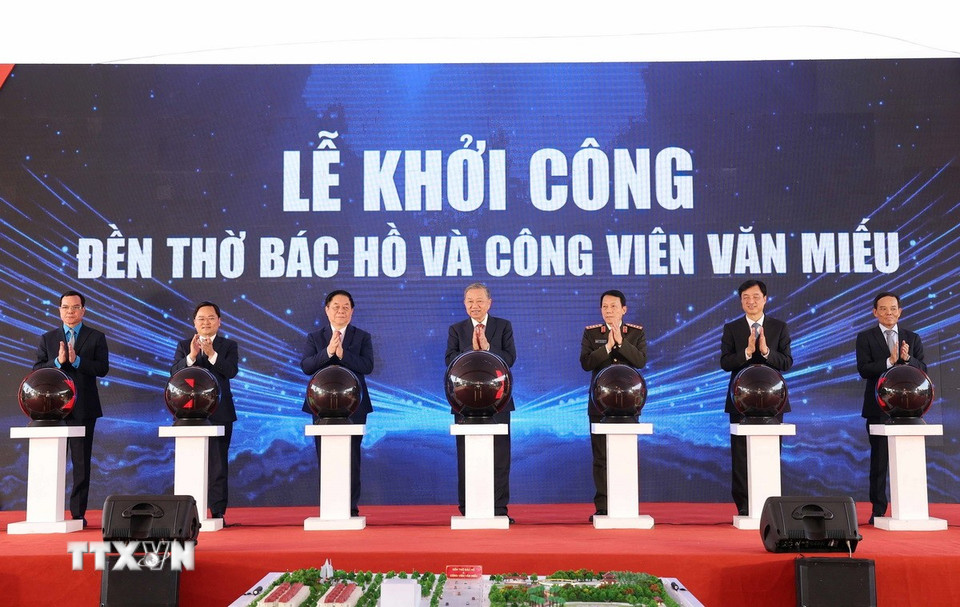 Tổng Bí thư Tô Lâm và các đại biểu thực hiện nghi thức khởi công công trình “Đền thờ Bác Hồ và Công viên Văn Miếu” ở thành phố Bắc Ninh. (Ảnh: Thống Nhất/TTXVN)