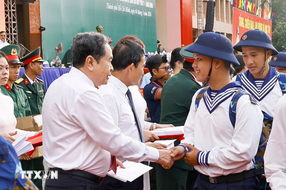 Chủ tịch Quốc hội Trần Thanh Mẫn tặng quà cho các tân binh. (Ảnh: Doãn Tấn/TTXVN)