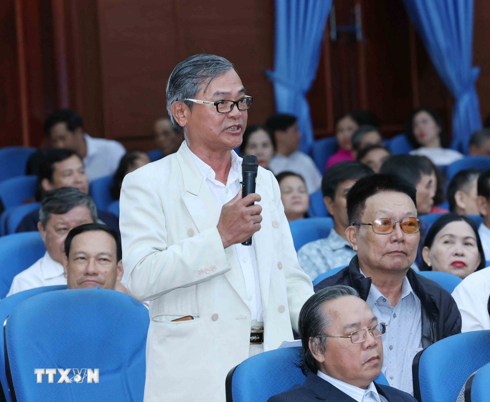 Cử tri phường Thanh Khê Huỳnh Thanh Xuân phát biểu tại hội nghị. (Ảnh: Phương Hoa/TTXVN)