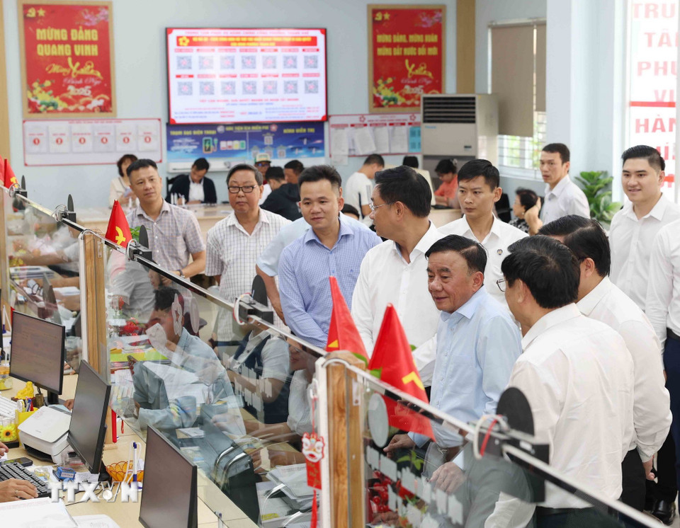 Thường trực Ban Bí thư Trần Cẩm Tú thăm Trung tâm Hành chính công phường Thanh Khê, thành phố Đà Nẵng. (Ảnh: Phương Hoa/ TTXVN)