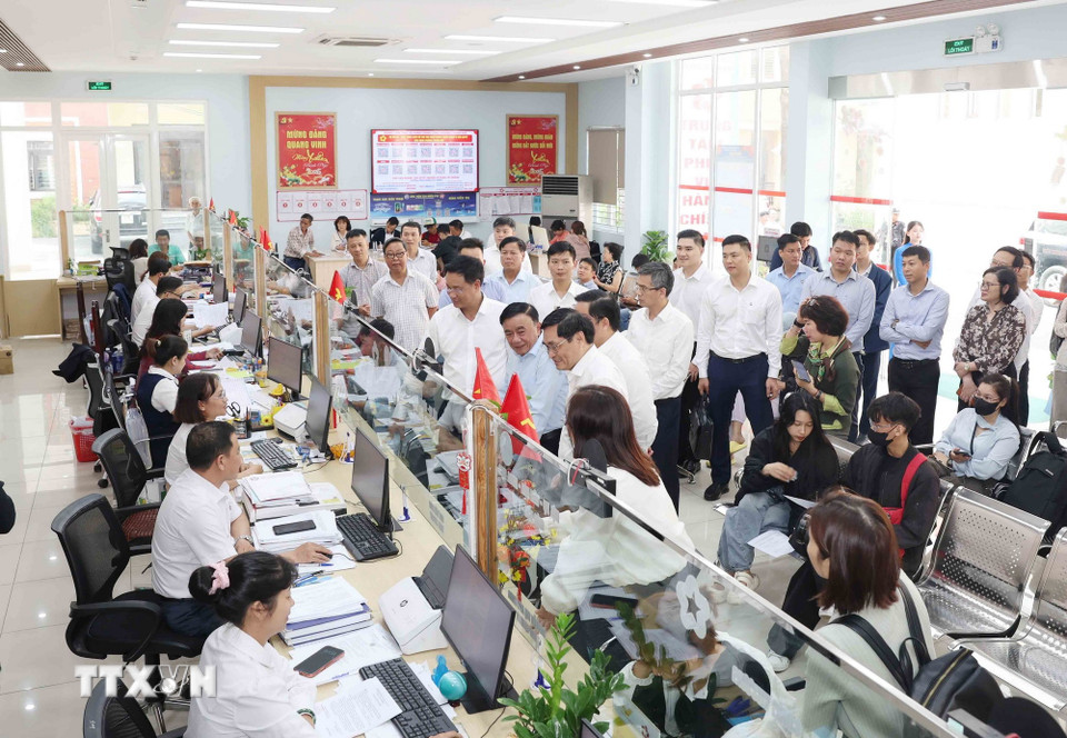 Thường trực Ban Bí thư Trần Cẩm Tú thăm Trung tâm Hành chính công phường Thanh Khê, thành phố Đà Nẵng. (Ảnh: Phương Hoa/ TTXVN)