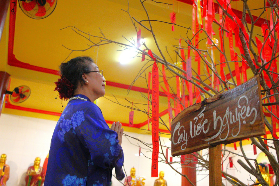 Người dân Cần Thơ cầu nguyện những điều tốt đẹp cho năm mới. (Ảnh: Nguyễn Hằng/TTXVN)