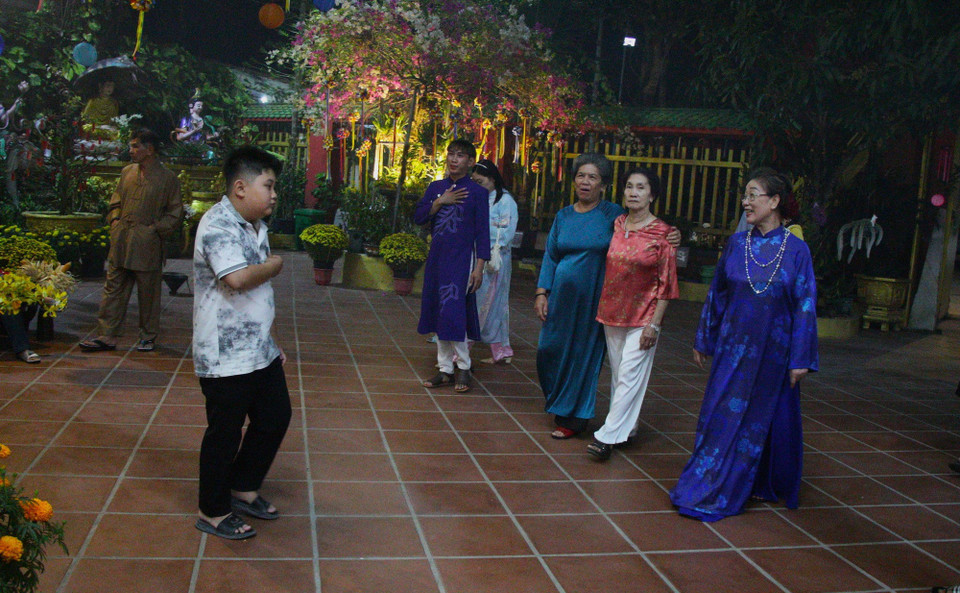 Người dân Cần Thơ nô nức đến chùa Bảo Tịnh lễ Phật. (Ảnh: Nguyễn Hằng/TTXVN)