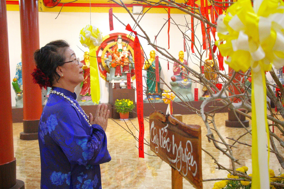Người dân Cần Thơ cầu nguyện những điều tốt đẹp cho năm mới. (Ảnh: Nguyễn Hằng/TTXVN)