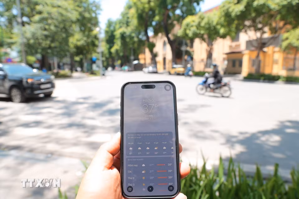 Nhiệt độ ngoài trời đo được lúc 12 giờ 30 là 37 độ Cvà tăng lên 38 độ C trong những giờ tới. (Ảnh: Minh Quyết/TTXVN)