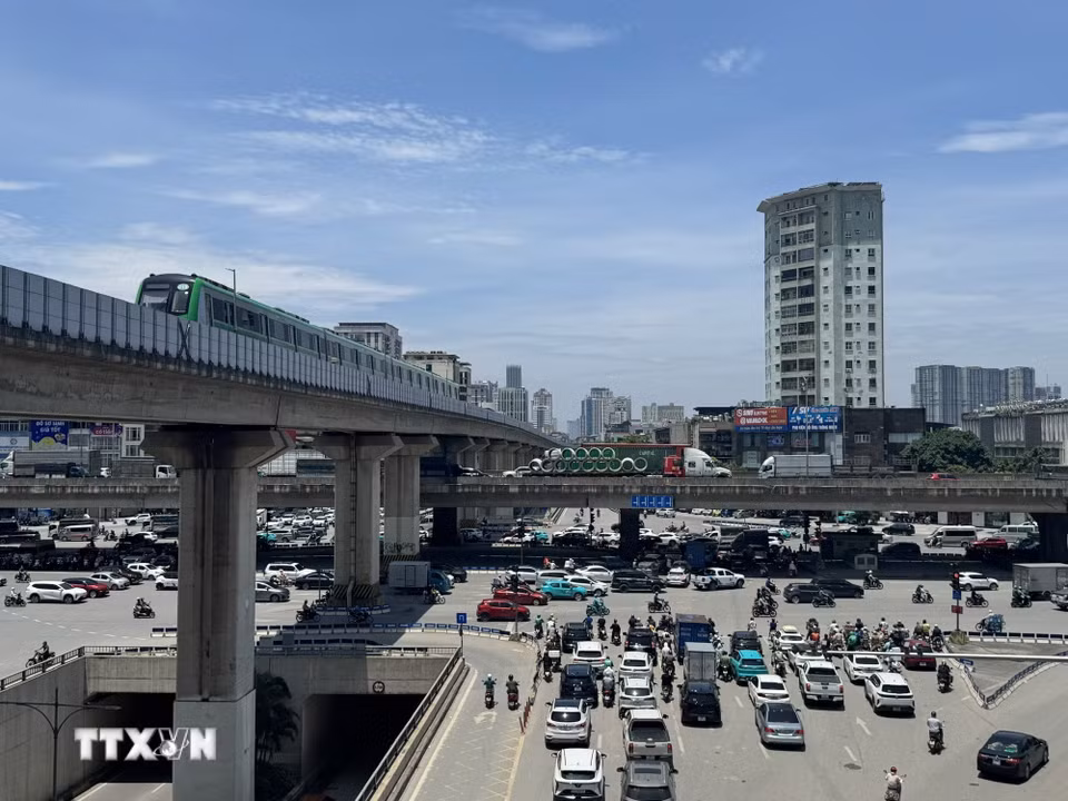 Trên các tuyến đường, người tham gia giao thông vất vả di chuyển dưới hơi nóng hầm hập phả lên từ mặt đường. (Ảnh: Quốc Lũy/TTXVN)