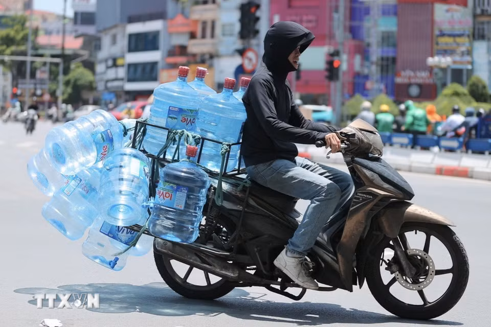 Hà Nội đón đợt nắng nóng gay gắt đầu mùa, nhiệt độ lên tới 37-38 độ C. (Ảnh: Minh Quyết/TTXVN)
