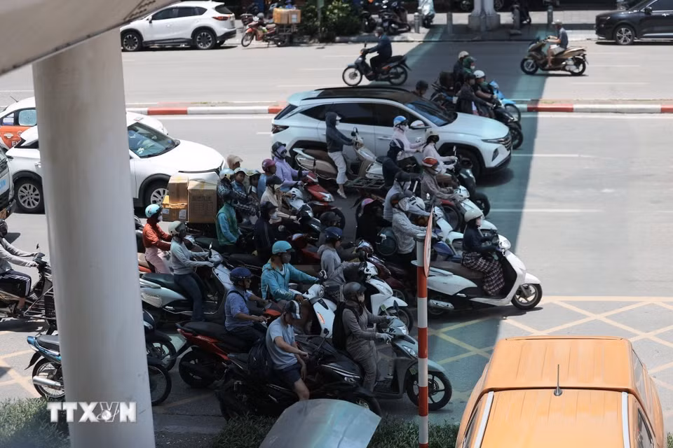 Hà Nội đón đợt nắng nóng gay gắt đầu mùa, nhiệt độ lên tới 37-38 độ C. (Ảnh: Minh Quyết/TTXVN)