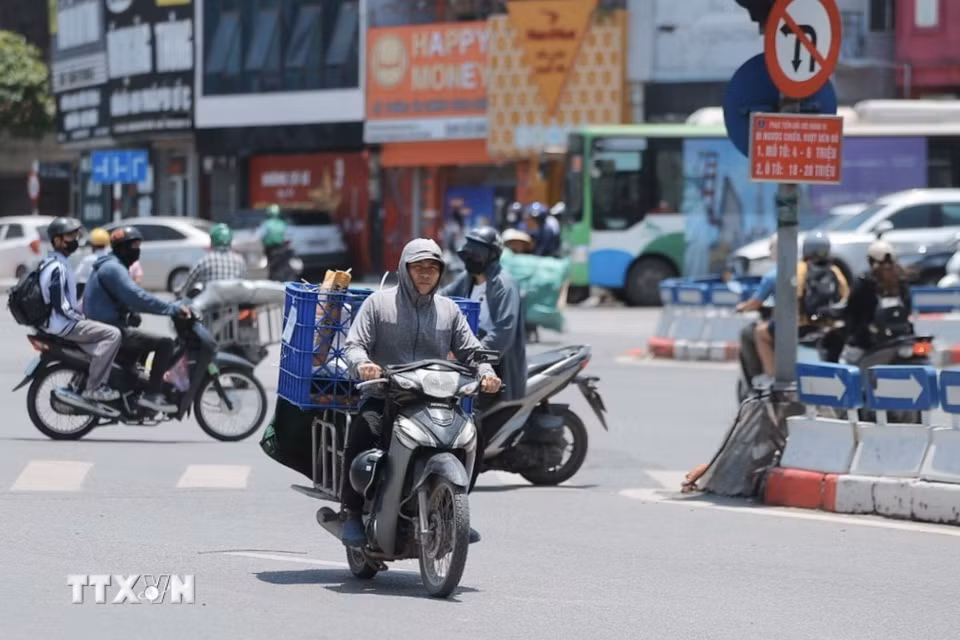 Hà Nội đón đợt nắng nóng gay gắt đầu mùa, nhiệt độ lên tới 37-38 độ C. (Ảnh: Minh Quyết/TTXVN)