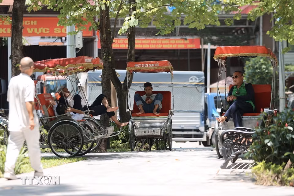 Hà Nội đón đợt nắng nóng gay gắt đầu mùa, nhiệt độ lên tới 37-38 độ C. (Ảnh: Minh Quyết/TTXVN)