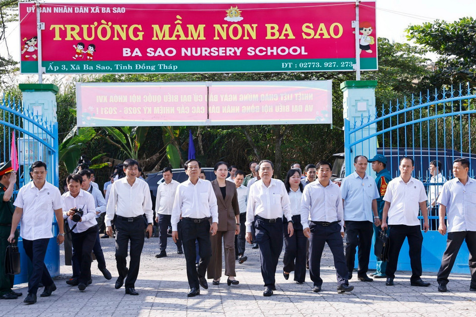 Sáng cùng ngày, Chủ tịch Quốc hội Trần Thanh Mẫn, Chủ tịch Hội đồng Bầu cử quốc gia cùng đoàn công tác khảo sát Tổ bầu cử số 10, đơn vị bầu cử số 5, xã Ba Sao, tỉnh Đồng Tháp. (Ảnh: Doãn Tấn/TTXVN)