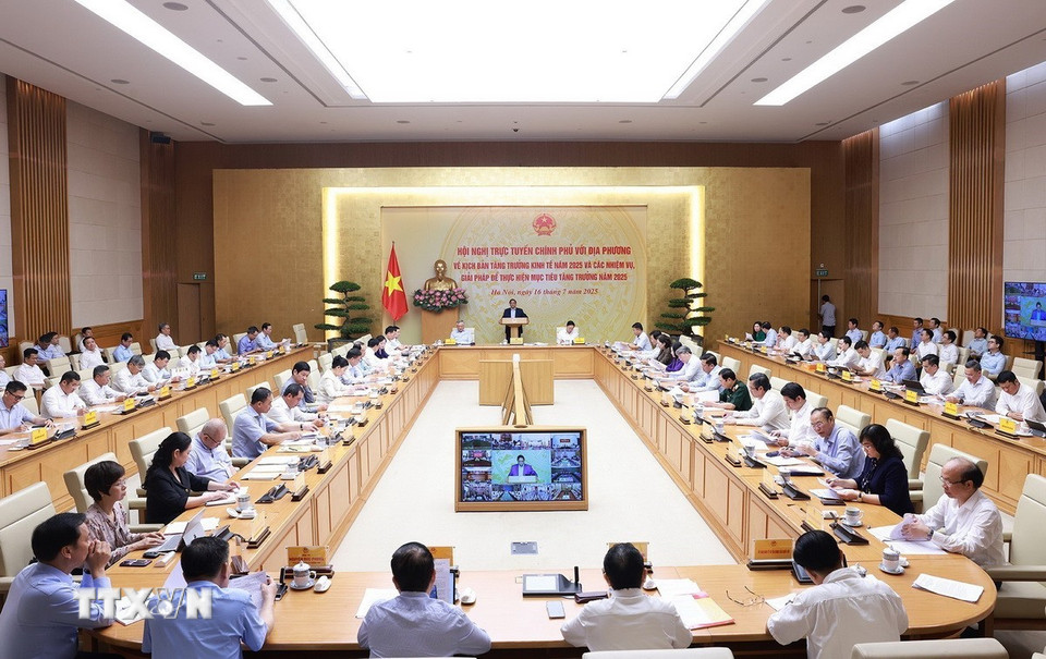 Thủ tướng Phạm Minh Chính chủ trì Hội nghị Chính phủ với địa phương về kịch bản tăng trưởng kinh tế năm 2025. (Ảnh: Dương Giang/TTXVN)