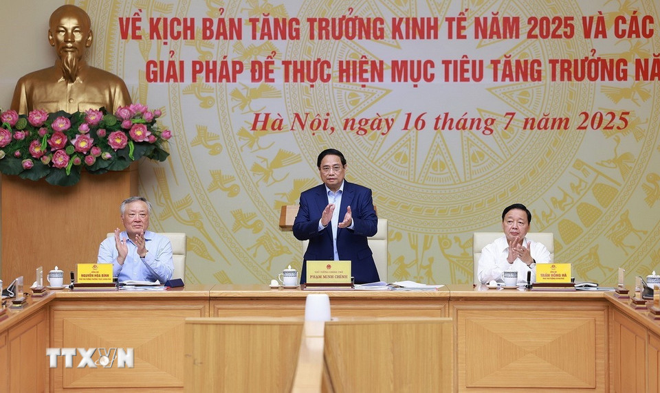 Thủ tướng Phạm Minh Chính chủ trì Hội nghị Chính phủ với địa phương về kịch bản tăng trưởng kinh tế năm 2025. (Ảnh: Dương Giang/TTXVN)