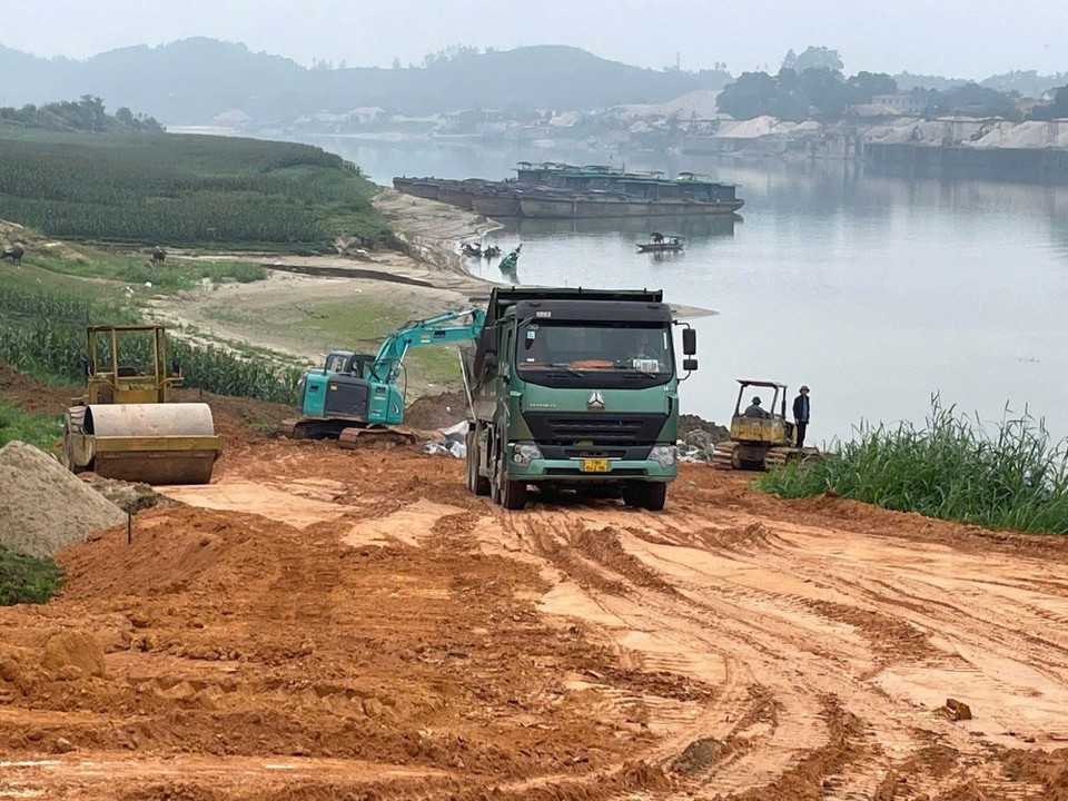 Các lực lượng quân đội đang khẩn trương thi công lắp đặt cầu phao qua sông Lô phục vụ nhân dân đón Tết Nguyên đán 2026. (Ảnh: Nguyễn Văn Cảnh/TTXVN)