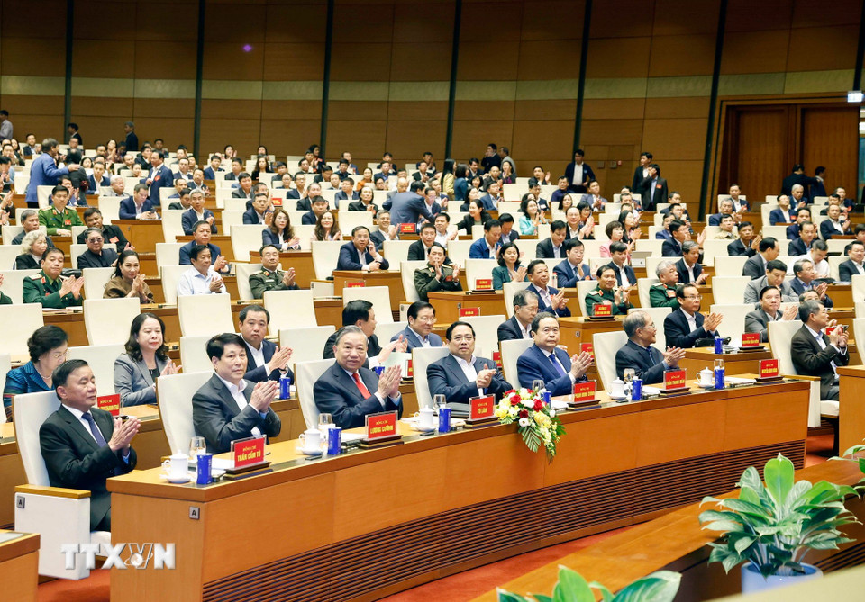 Tổng Bí thư Tô Lâm và các đồng chí lãnh đạo, nguyên lãnh đạo Đảng Nhà nước dự hội nghị tại điểm cầu Hội trường Diên Hồng. (Ảnh: Thống Nhất/TTXVN)