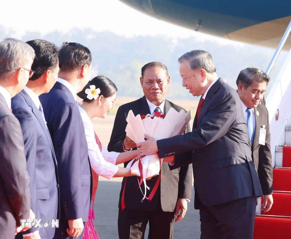 Tổng Bí thư Tô Lâm đến Thủ đô Vientiane, bắt đầu chuyến thăm cấp Nhà nước tới Cộng hòa Dân chủ Nhân dân Lào. (Ảnh: Thống Nhất/TTXVN)