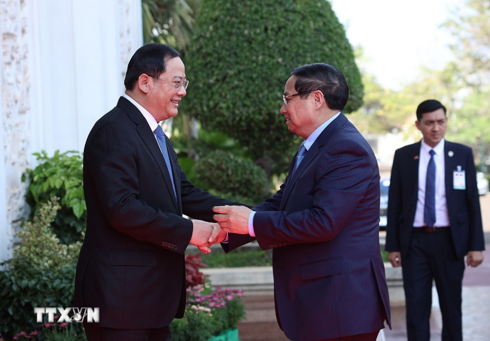 Thủ tướng Phạm Minh Chính gặp Thủ tướng Lào Sonexay Siphandone. (Ảnh: Dương Giang/TTXVN)