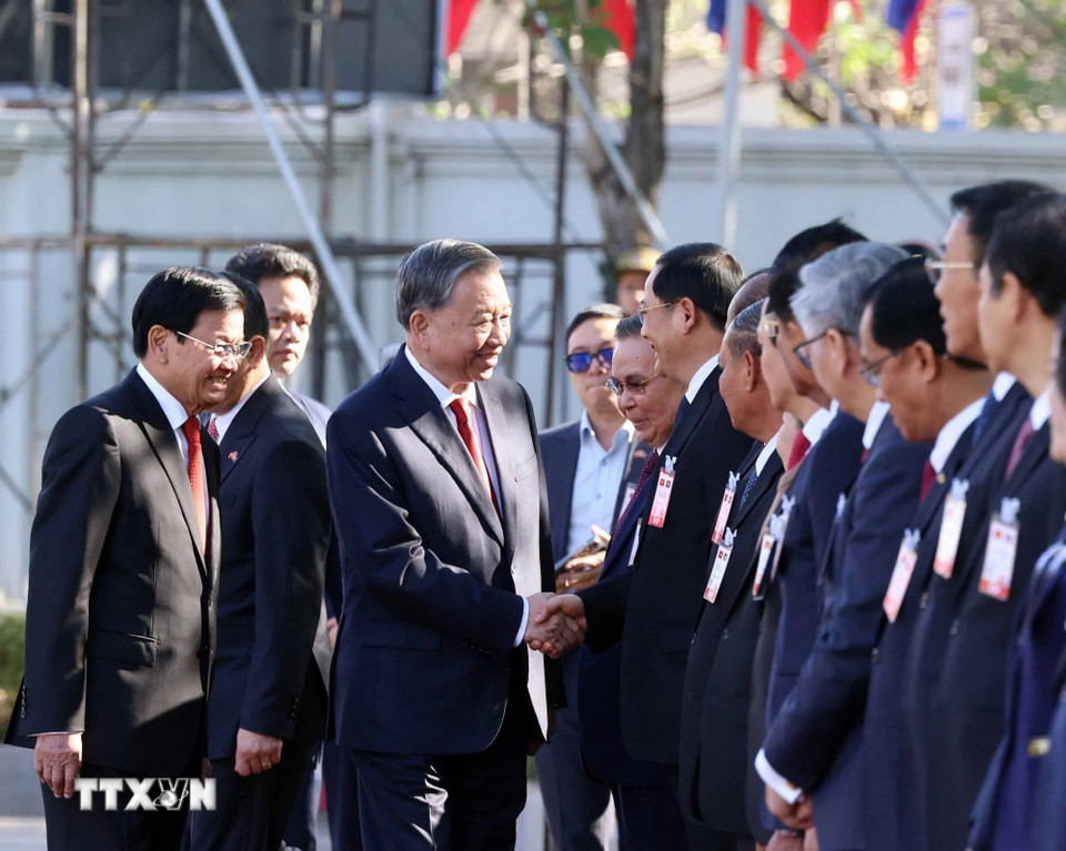 Tổng Bí thư Tô Lâm với thành viên đoàn cấp cao Lào tại lễ đón. (Ảnh: Thống Nhất/ TTXVN)