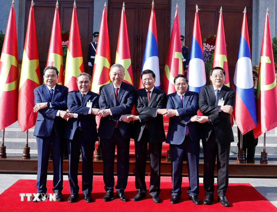 Tổng Bí thư Tô Lâm và Tổng Bí thư, Chủ tịch nước Lào Thongloun Sisoulith cùng các đồng chí Lãnh đạo chủ chốt hai nước. (Ảnh: Thống Nhất/ TTXVN)