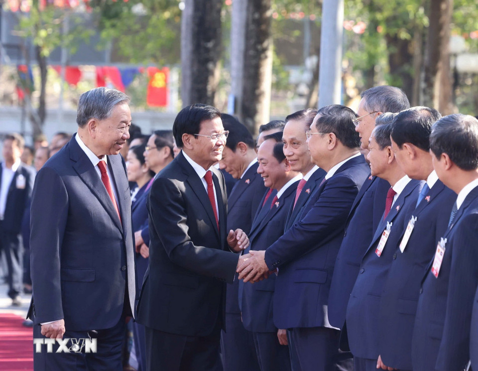 Tổng Bí thư Tô Lâm giới thiệu với Tổng Bí thư, Chủ tịch nước Lào Thongloun Sisoulith thành viên đoàn cấp cao Việt Nam. (Ảnh: Thống Nhất/TTXVN)