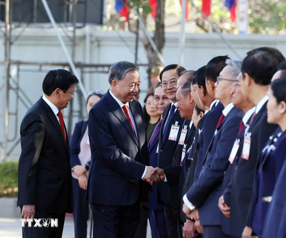 Tổng Bí thư Tô Lâm với thành viên đoàn cấp cao Lào tại lễ đón. (Ảnh: Thống Nhất/ TTXVN)