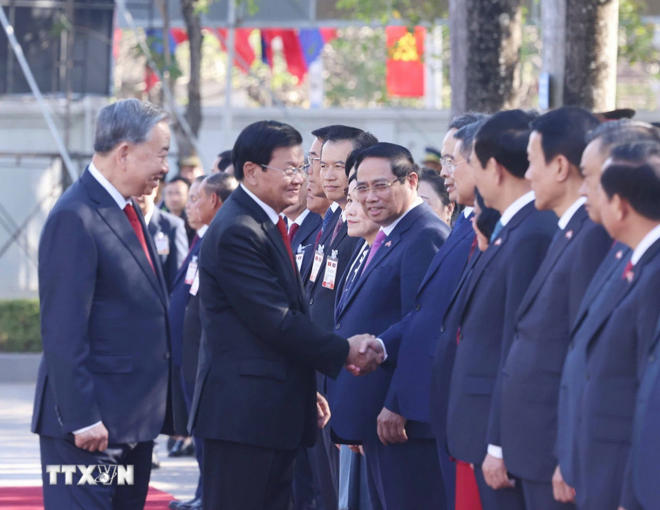 Tổng Bí thư Tô Lâm giới thiệu với Tổng Bí thư, Chủ tịch nước Lào Thongloun Sisoulith thành viên đoàn cấp cao Việt Nam. (Ảnh: Thống Nhất/TTXVN)