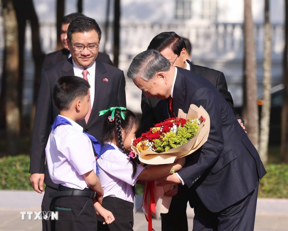 Thiếu nhi Lào tặng hoa, chào mừng Tổng Bí thư Tô Lâm thăm cấp Nhà nước tới Lào. (Ảnh: Thống Nhất/TTXVN)