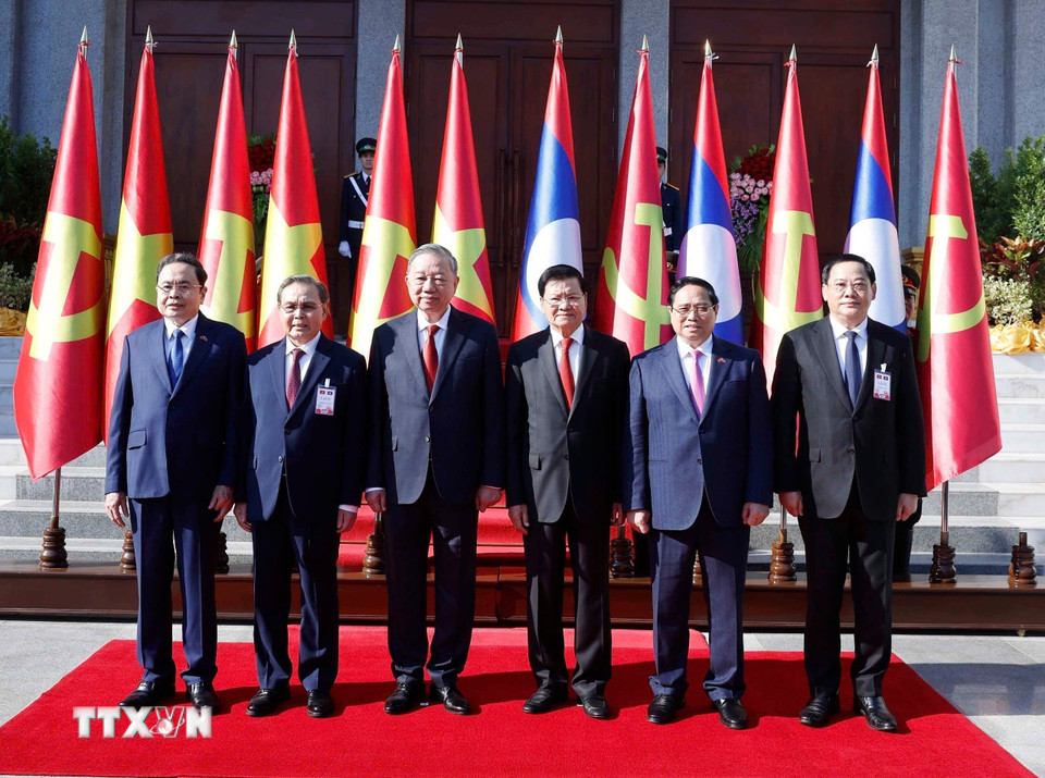 Tổng Bí thư Tô Lâm và Tổng Bí thư, Chủ tịch nước Lào Thongloun Sisoulith cùng các đồng chí Lãnh đạo chủ chốt hai nước. (Ảnh: Thống Nhất/ TTXVN)