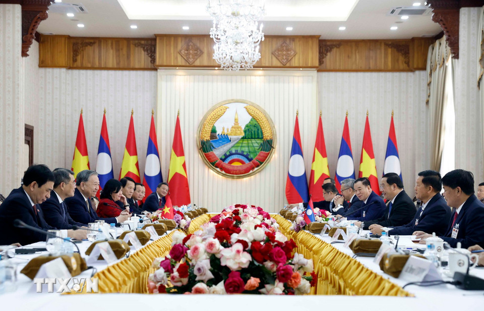 Tổng Bí thư Tô Lâm hội kiến Thủ tướng Chính phủ Lào Sonexay Siphandone. (Ảnh: Thống Nhất/TTXVN)