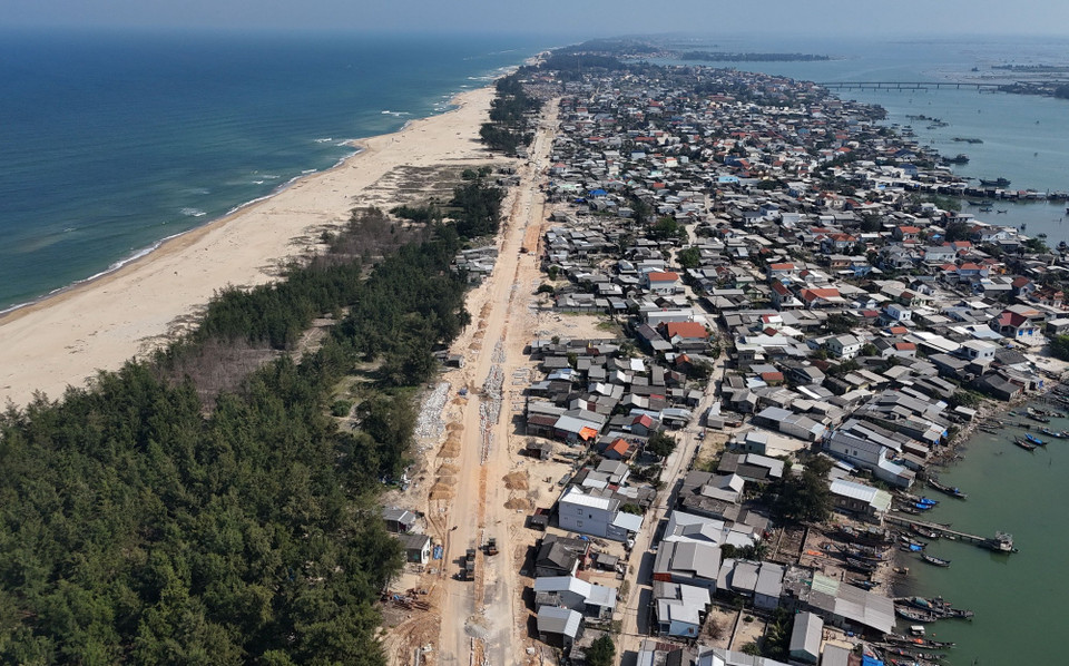 Đường ven biển qua phường Thuận An (Huế) kết nối với cầu vượt cửa biển Thuận An đang được đẩy nhanh thi công. (Ảnh: Nguyên Lý/TTXVN)