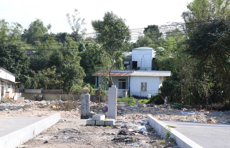 Giải phóng mặt bằng để thi công hoàn thành toàn tuyến đường vành đai 3, qua phường Thuận Hóa, thành phố Huế. (Ảnh: Nguyên Lý/ TTXVN)