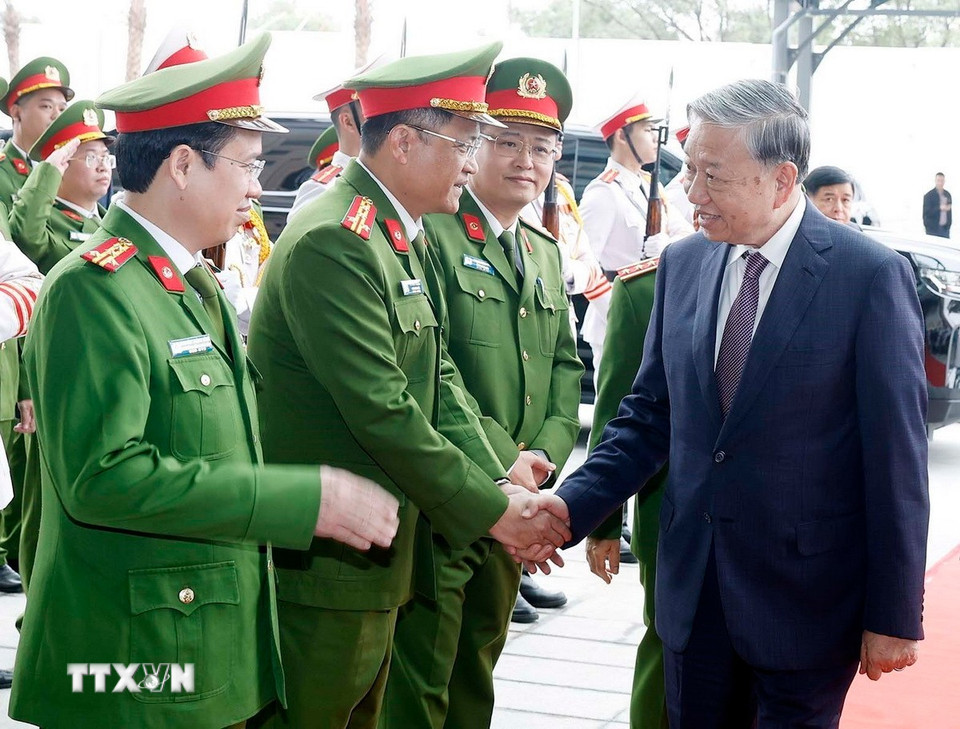 Tổng Bí thư Tô Lâm với cán bộ, sỹ quan chỉ huy của Trung tâm Dữ liệu quốc gia số 1. (Ảnh: Thống Nhất/TTXVN)