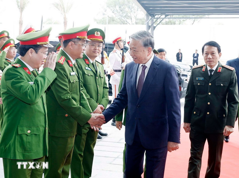 Tổng Bí thư Tô Lâm với cán bộ, sỹ quan chỉ huy của Trung tâm Dữ liệu quốc gia số 1. (Ảnh: Thống Nhất/TTXVN)