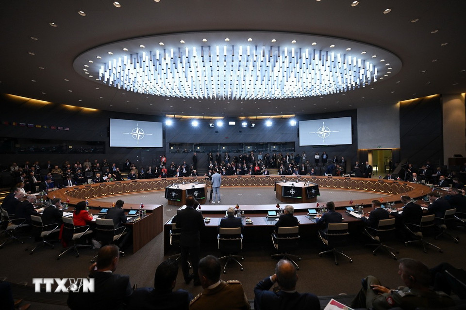 Tại hội nghị diễn ra ngày 5/6/2025 ở Brussels (Bỉ), các Bộ trưởng Quốc phòng của Tổ chức Hiệp ước Bắc Đại Tây Dương (NATO) đã nhất trí thông qua một loạt mục tiêu năng lực mới, mở đường cho kế hoạch đầu tư quốc phòng dài hạn nhằm nâng cao năng lực răn đe và sẵn sàng tác chiến của liên minh, trong bối cảnh an ninh toàn cầu đang ngày càng phức tạp. (Ảnh: AA/TTXVN)
