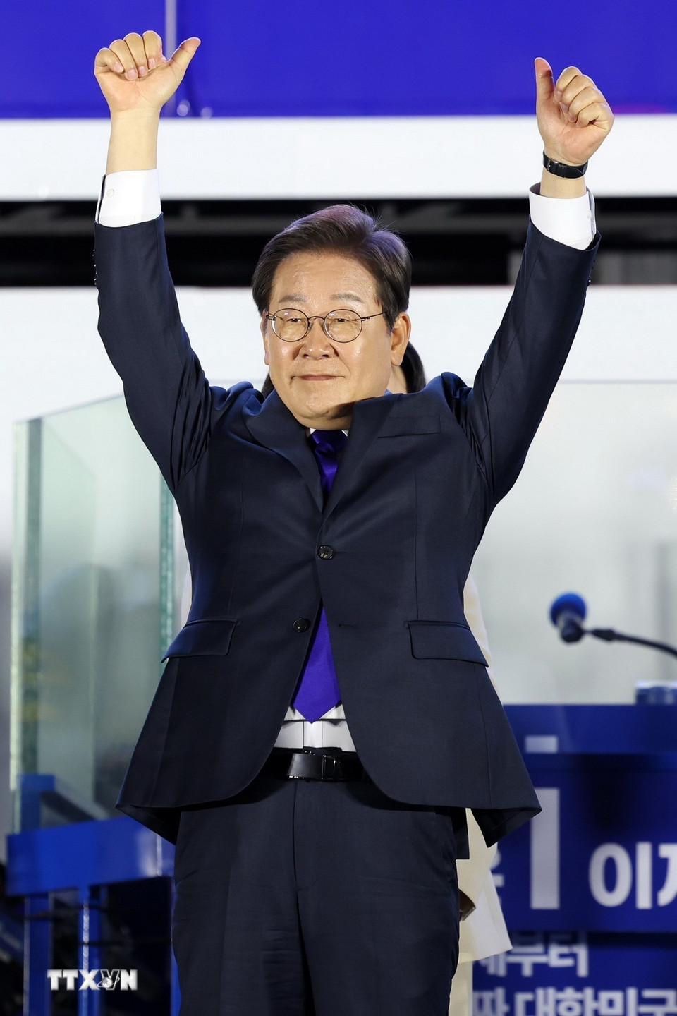 Sáng 4/6/2025, Ủy ban Bầu cử Quốc gia Hàn Quốc công bố ứng cử viên Lee Jae-myung của đảng Dân chủ đã đắc cử Tổng thống Hàn Quốc. (Ảnh: Yonhap/TTXVN)