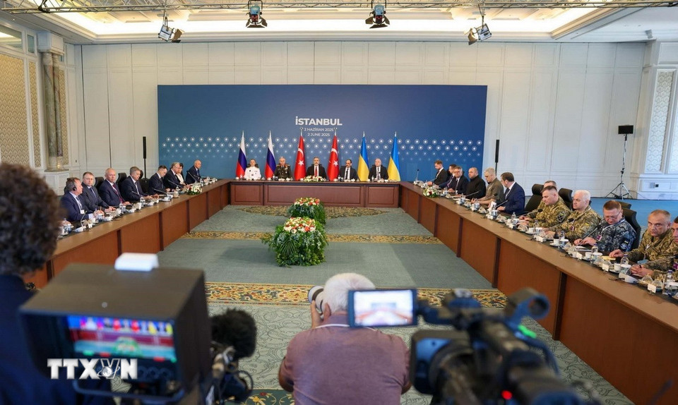 Ngày 2/6/2025, các phái đoàn Nga và Ukraine bắt đầu vòng đàm phán trực tiếp thứ hai tại Cung điện Ciragan ở Istanbul, Thổ Nhĩ Kỳ. Kết thúc đàm phán, trưởng đoàn đàm phán của Nga Vladimir Medinsky cho biết một trong những kết quả đáng chú ý là việc Nga và Ukraine nhất trí thành lập các ủy ban y tế thường trực nhằm tổ chức trao đổi binh sĩ bị thương nặng. Hai bên cũng thảo luận về kế hoạch tiến hành cuộc trao đổi tù binh lớn nhất kể từ khi xung đột xảy ra. (Ảnh: THX/TTXVN)