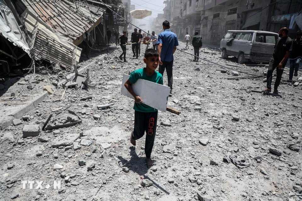 Lực lượng Phòng vệ Israel (IDF) ngày 2/6/2025 thông báo tiếp tục mở rộng các chiến dịch trên bộ trên khắp Dải Gaza. Đồng thời, Lực lượng Không quân Israel cũng thực hiện nhiều đợt không kích nhằm vào các mục tiêu trên khắp Gaza, bao gồm các nhóm tay súng Hamas, căn cứ quân sự, mạng lưới đường hầm, kho vũ khí và các cơ sở hạ tầng khác do các tổ chức vũ trang sử dụng. (Ảnh: THX/TTXVN)