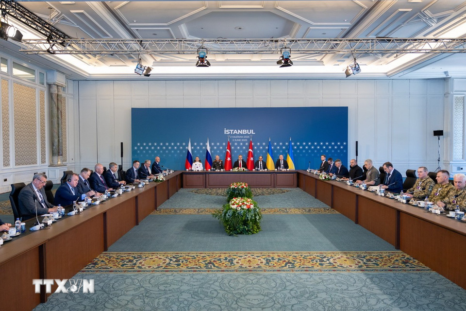 Ngày 2/6/2025, các phái đoàn Nga và Ukraine bắt đầu vòng đàm phán trực tiếp thứ hai tại Cung điện Ciragan ở Istanbul, Thổ Nhĩ Kỳ. Kết thúc đàm phán, trưởng đoàn đàm phán của Nga Vladimir Medinsky cho biết một trong những kết quả đáng chú ý là việc Nga và Ukraine nhất trí thành lập các ủy ban y tế thường trực nhằm tổ chức trao đổi binh sĩ bị thương nặng. Hai bên cũng thảo luận về kế hoạch tiến hành cuộc trao đổi tù binh lớn nhất kể từ khi xung đột xảy ra. (Ảnh: THX/TTXVN)