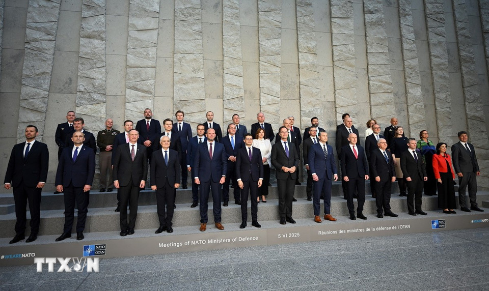 Tại hội nghị diễn ra ngày 5/6/2025 ở Brussels (Bỉ), các Bộ trưởng Quốc phòng của Tổ chức Hiệp ước Bắc Đại Tây Dương (NATO) đã nhất trí thông qua một loạt mục tiêu năng lực mới, mở đường cho kế hoạch đầu tư quốc phòng dài hạn nhằm nâng cao năng lực răn đe và sẵn sàng tác chiến của liên minh, trong bối cảnh an ninh toàn cầu đang ngày càng phức tạp. (Ảnh: AA/TTXVN)