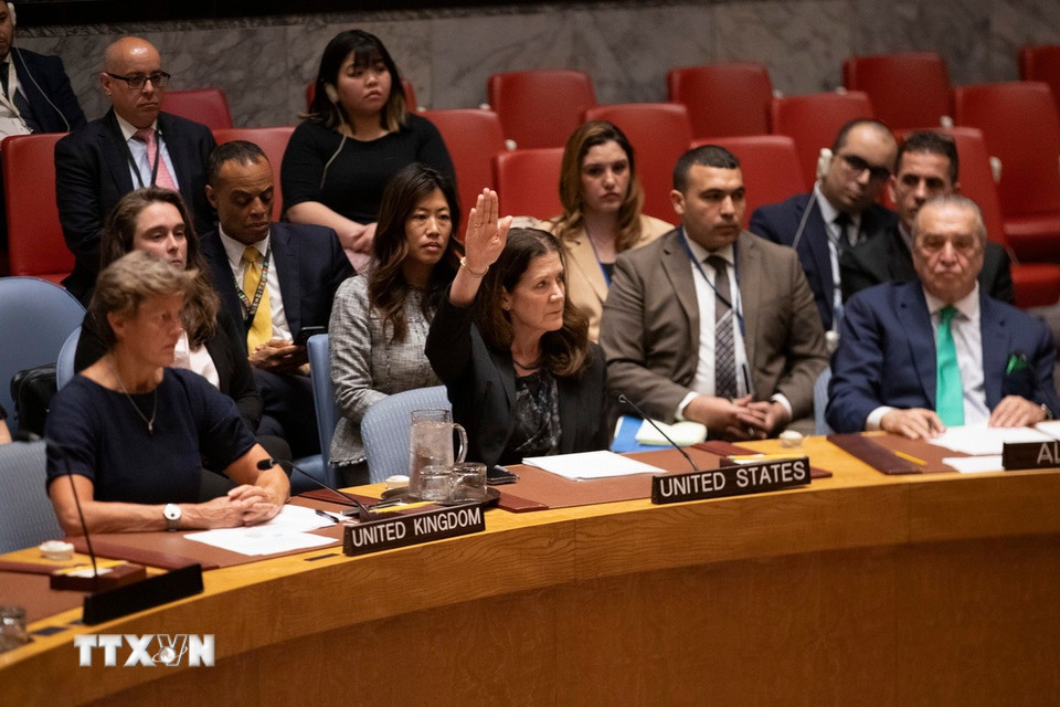 Ngày 4/6/2025, Hội đồng Bảo an Liên hợp quốc đã không thông qua được dự thảo nghị quyết kêu gọi ngừng bắn ngay lập tức và lâu dài tại Gaza sau khi Mỹ, Ủy viên thường trực Hội đồng, bỏ phiếu phủ quyết với lý do văn kiện không gắn với việc trả tự do vô điều kiện cho tất cả 58 con tin còn bị giam giữ, lên án Hamas và yêu cầu phong trào này giải giáp vũ khí. (Ảnh: THX/TTXVN)