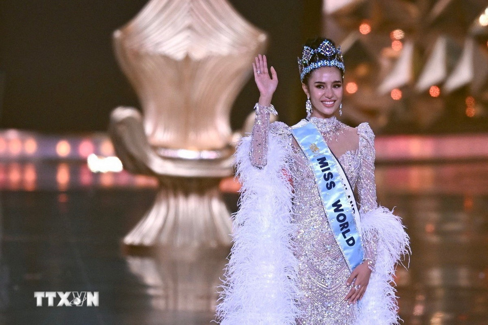 Hoa hậu Thái Lan Opal Suchata Chuangsri đã vượt 107 người đẹp để đăng quang Hoa hậu thế giới lần thứ 72 trong cuộc thi chung kết ở Hyderabad, Ấn Độ tối 31/5/2025. Tân Miss World 22 tuổi, đang là sinh viên Luật tại Đại học Thammasat, chuyên ngành Quan hệ quốc tế. (Ảnh: CNBC Tv18/TTXVN)