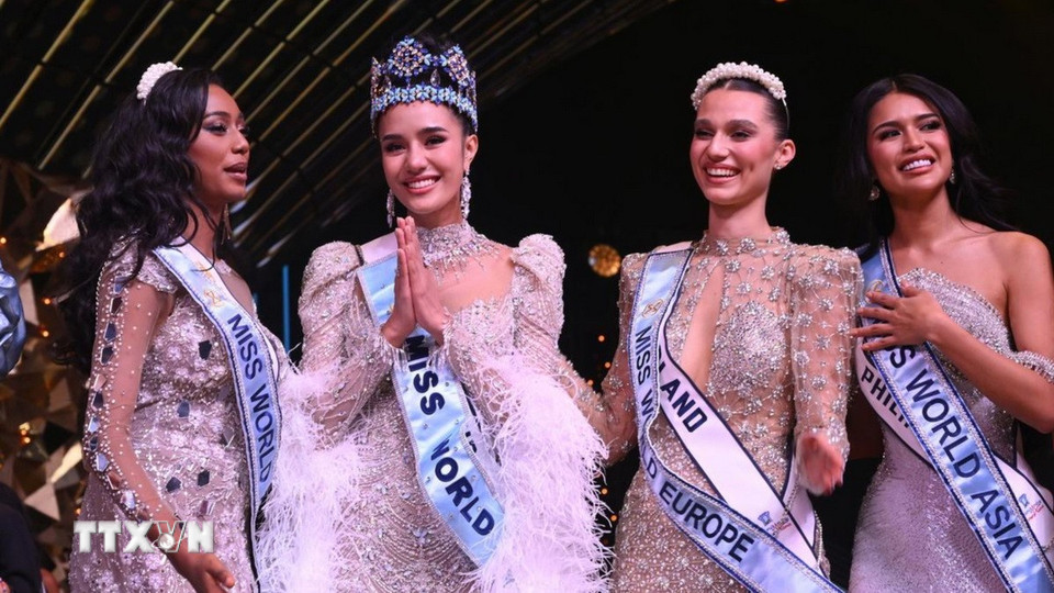 Hoa hậu Thái Lan Opal Suchata Chuangsri (thứ 2, trái) đã vượt 107 người đẹp để đăng quang Hoa hậu thế giới lần thứ 72 trong cuộc thi chung kết ở Hyderabad, Ấn Độ tối 31/5/2025. Tân Miss World 22 tuổi, đang là sinh viên Luật tại Đại học Thammasat, chuyên ngành Quan hệ quốc tế. (Ảnh: NAGARA GOPAL/TTXVN)