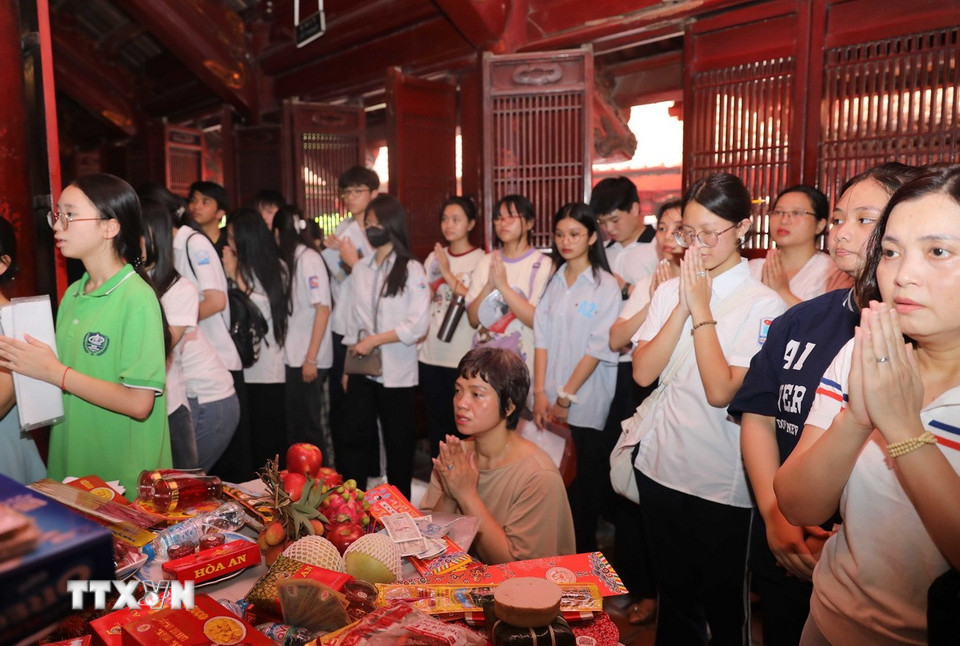 Phụ huynh và học sinh đến Văn Miếu-Quốc Tử Giám dâng hương cầu may cho kỳ thi sắp diễn ra. (Ảnh: Thành Phương/TTXVN)
