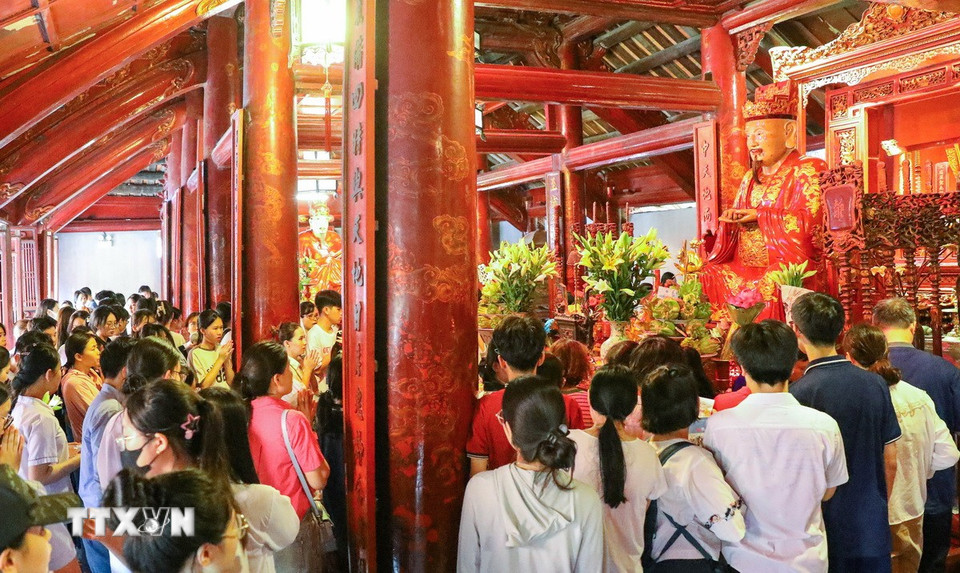Văn Miếu-Quốc Tử Giám là địa điểm đa số thí sinh và người nhà lựa chọn để cầu may trước kỳ thi. (Ảnh: Lê Đông/TTXVN)