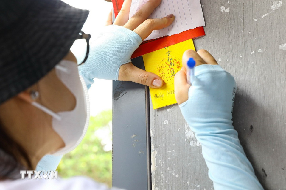 Những dòng chữ cầu mong con bình tĩnh, làm bài tốt và đỗ đạt trong kỳ thi tuyển sinh lớp 10 của các bậc phụ huynh. (Ảnh: Lê Đông/TTXVN)