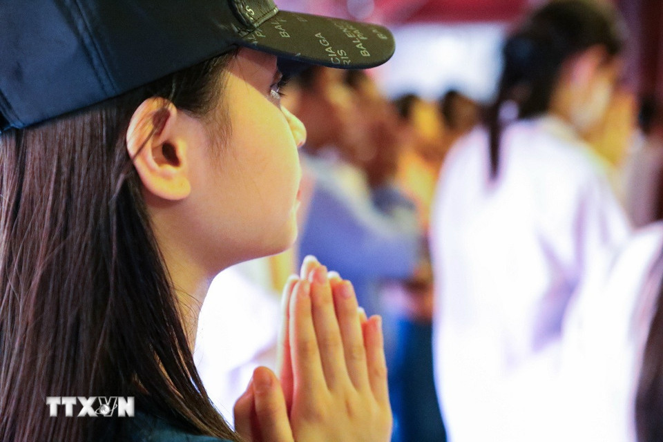 Các sỹ tử thành kính cầu may mắn cho đợt thi tuyển sinh lớp 10 sắp tới. (Ảnh: Lê Đông/TTXVN)