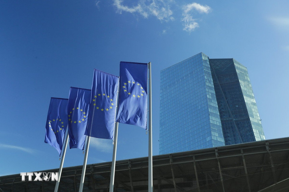 Ngày 5/6/2025, Ngân hàng Trung ương châu Âu (ECB) đã cắt giảm lãi suất tham chiếu thêm 0,25%, xuống 2% đúng như dự kiến, do quan ngại gia tăng về nền kinh tế khu vực đồng euro (Eurozone) gặp khó khăn và căng thẳng thương mại toàn cầu. Ảnh: Trụ sở ECB ở Frankfurt, Đức. (Nguồn: THX/TTXVN)